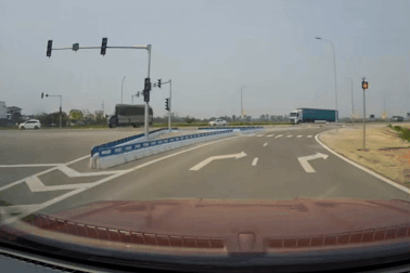 Hành động nhận "nghìn like" của tài xế, giúp nhiều người tránh được tai nạn