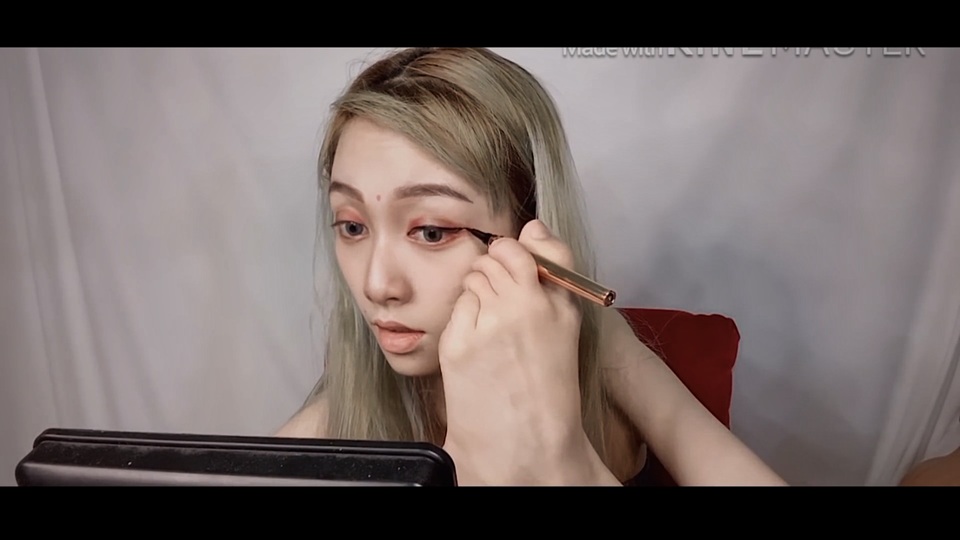 Chuyện về cô gái dùng chân trang điểm trở thành hot livestream - 3 Chuyện về cô gái dùng chân trang điểm trở thành hot livestream - 3