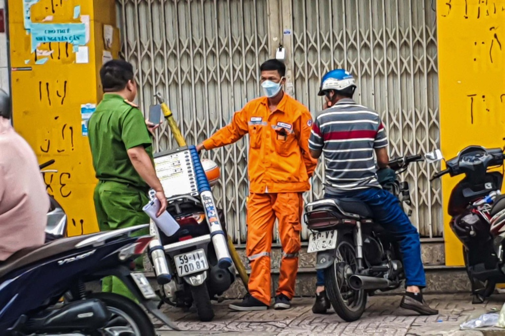 Hai người bị điện giật tử vong trên mái tôn tiệm sửa xe ở TPHCM - 2 Hai người bị điện giật tử vong trên mái tôn tiệm sửa xe ở TPHCM - 2