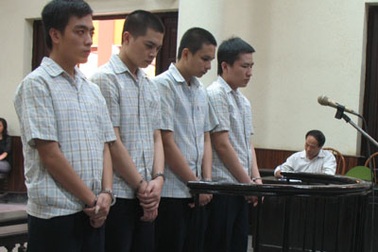 Thủ súng bắn điện, bình xịt hơi cay, cướp tiền của tiệm vàng 