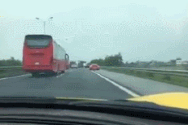 Clip “đoàn siêu xe xuyên Việt chạy nhanh, sai làn” nổi bật nhất tuần qua