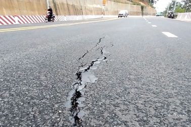 Xuất hiện vết nứt chạy dọc trên đèo Prenn Đà Lạt