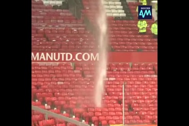 Mưa như trút nước ở Manchester trước trận derby