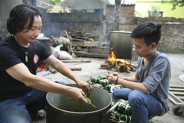 Người Hà Nội bên nồi bánh chưng đầm ấm