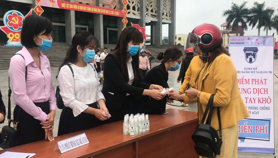 Sinh viên điều chế nước sát khuẩn phát miễn phí, phòng dịch Covid-19 - 1 Sinh viên điều chế nước sát khuẩn phát miễn phí, phòng dịch Covid-19 - 1