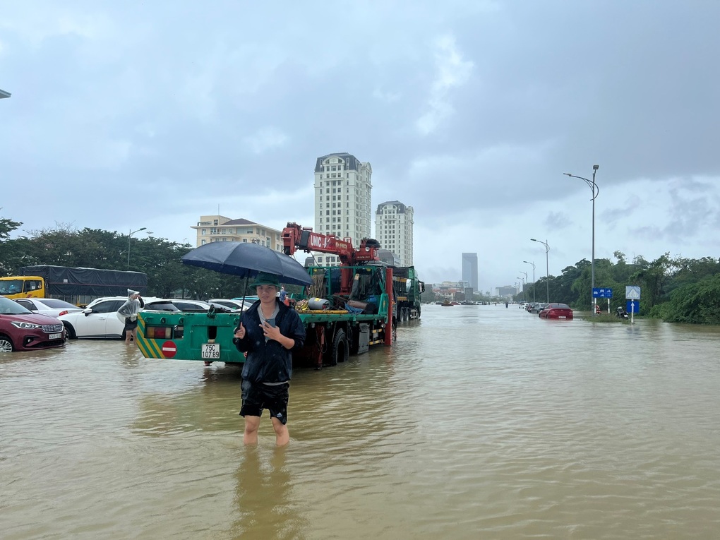 Tới Huế dịp mưa lũ dâng cao, khách trải nghiệm ngồi thuyền ngắm phố phường - 1 Tới Huế dịp mưa lũ dâng cao, khách trải nghiệm ngồi thuyền ngắm phố phường - 1