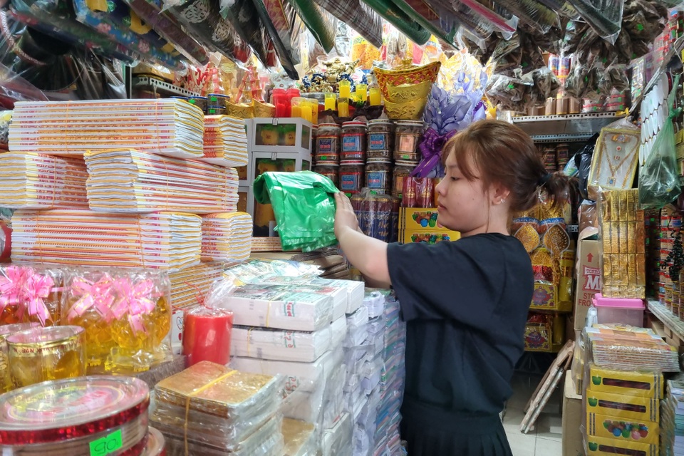Thị trường Tết Đà Nẵng: Hàng hóa giảm mạnh, chợ vắng khách - 5 Thị trường Tết Đà Nẵng: Hàng hóa giảm mạnh, chợ vắng khách - 5