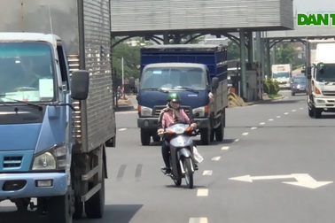 Thót tim cảnh xe máy cắt đầu xe tải để lên cầu vượt ngã tư Vũng Tàu