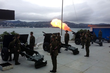 Bắn 21 phát đại bác chào mừng tiểu Hoàng tử Anh