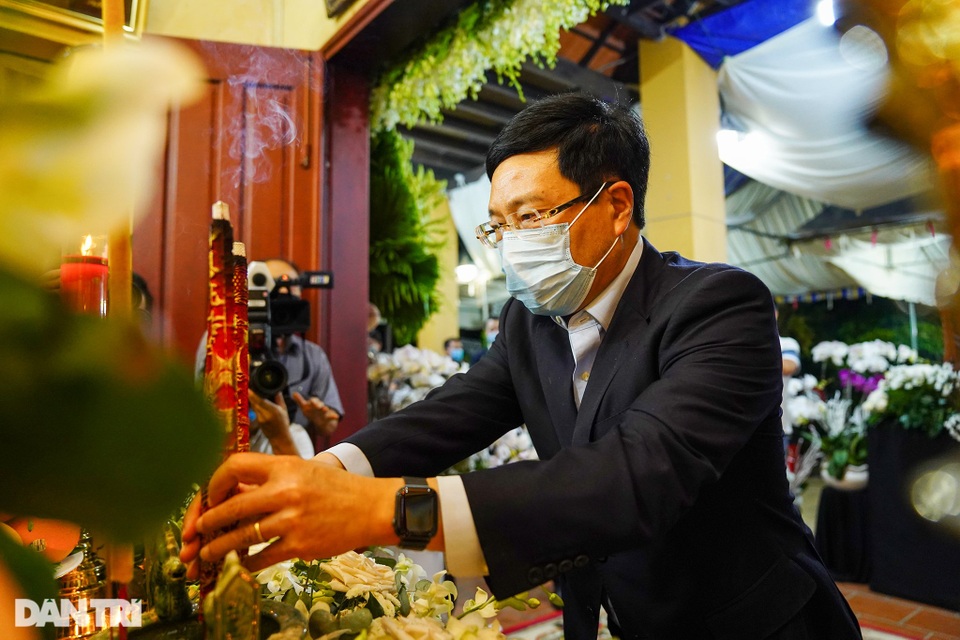 Phó Thủ tướng thắp hương, chia buồn cùng gia đình ông Trương Vĩnh Trọng - 1 Phó Thủ tướng thắp hương, chia buồn cùng gia đình ông Trương Vĩnh Trọng - 1