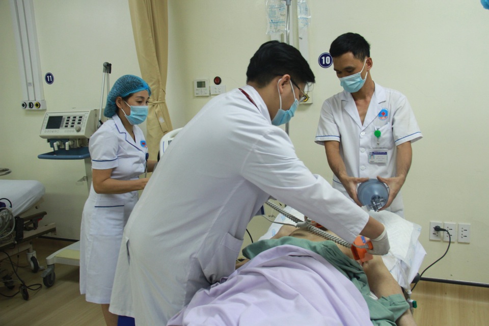 Cụ ông nguy kịch sau khi uống 20 viên thuốc lạ để chữa bệnh tim - 2 Cụ ông nguy kịch sau khi uống 20 viên thuốc lạ để chữa bệnh tim - 2