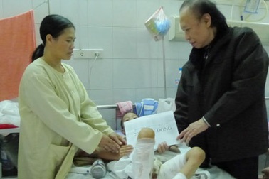 Báo Dân trí trao tặng cháu bé 8 tuổi ngã vào nồi nước sôi 20 triệu đồng