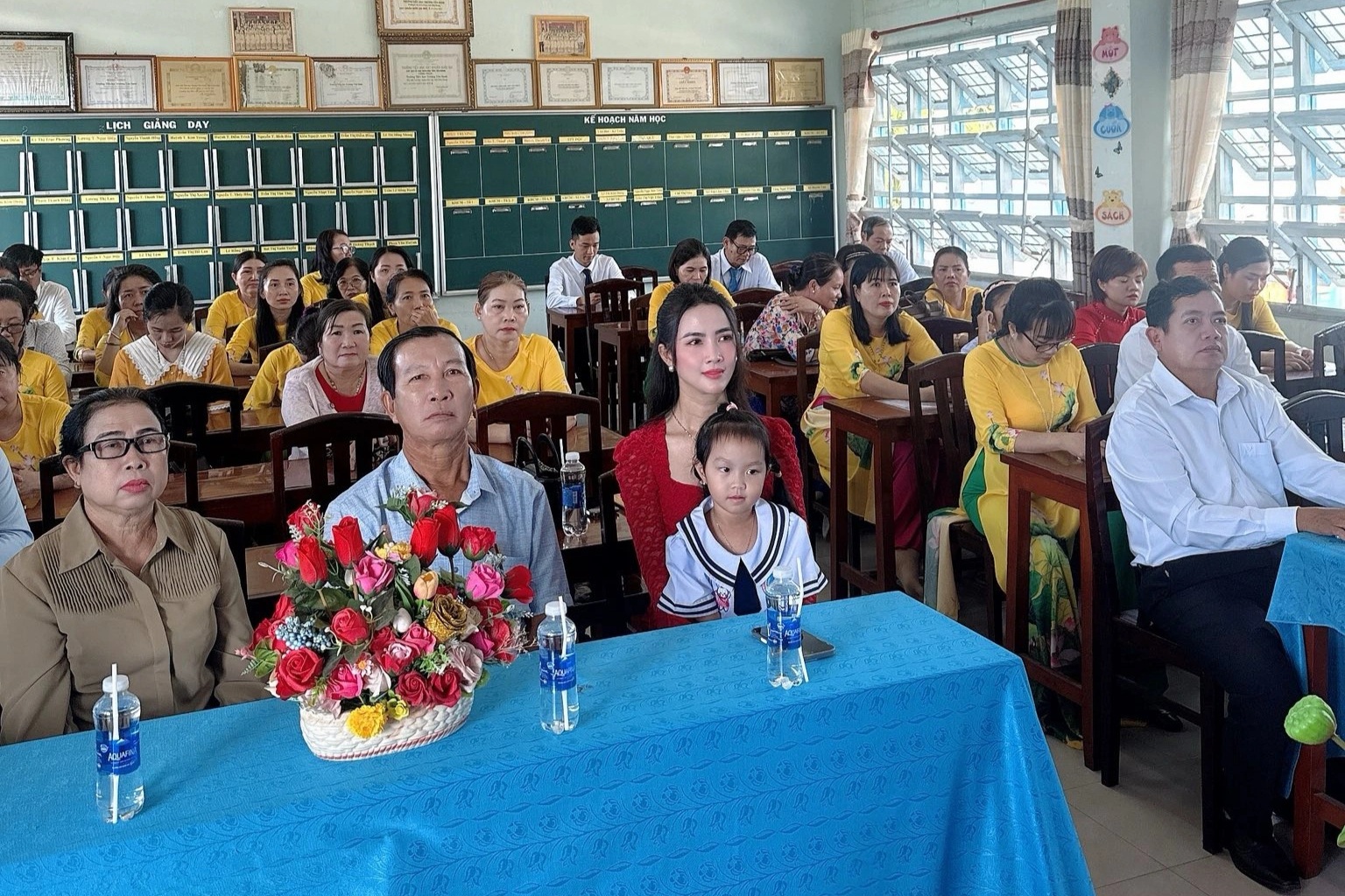Phan Thị Mơ hé lộ tuổi thơ khó khăn, hạnh phúc khi xây được nhà cho bố mẹ - 1