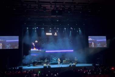 Kenny G nói tiếng Việt, mê hoặc hơn 4000 khán giả với giai điệu bất hủ