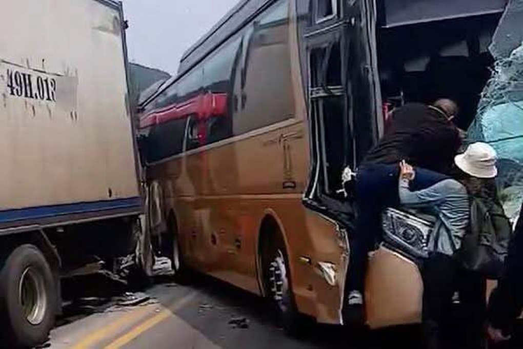 Tai nạn liên hoàn trên cao tốc Nội Bài - Lào Cai, 2 người bị thương - 1 Tai nạn liên hoàn trên cao tốc Nội Bài - Lào Cai, 2 người bị thương - 1