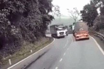 Xe tải lĩnh hậu quả vì vượt ẩu trên đường đèo