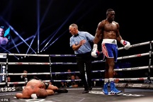 Sơ sểnh một giây, võ sĩ phải nhận cái kết đắng