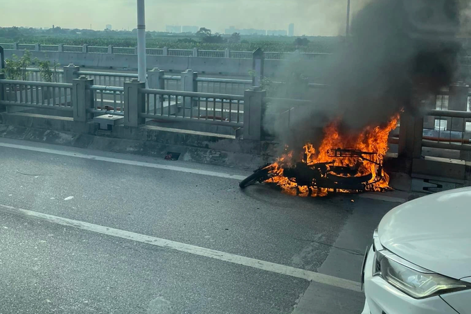 Hà Nội: Xe máy bốc cháy ngùn ngụt trên cầu Vĩnh Tuy - 1 Hà Nội: Xe máy bốc cháy ngùn ngụt trên cầu Vĩnh Tuy - 1