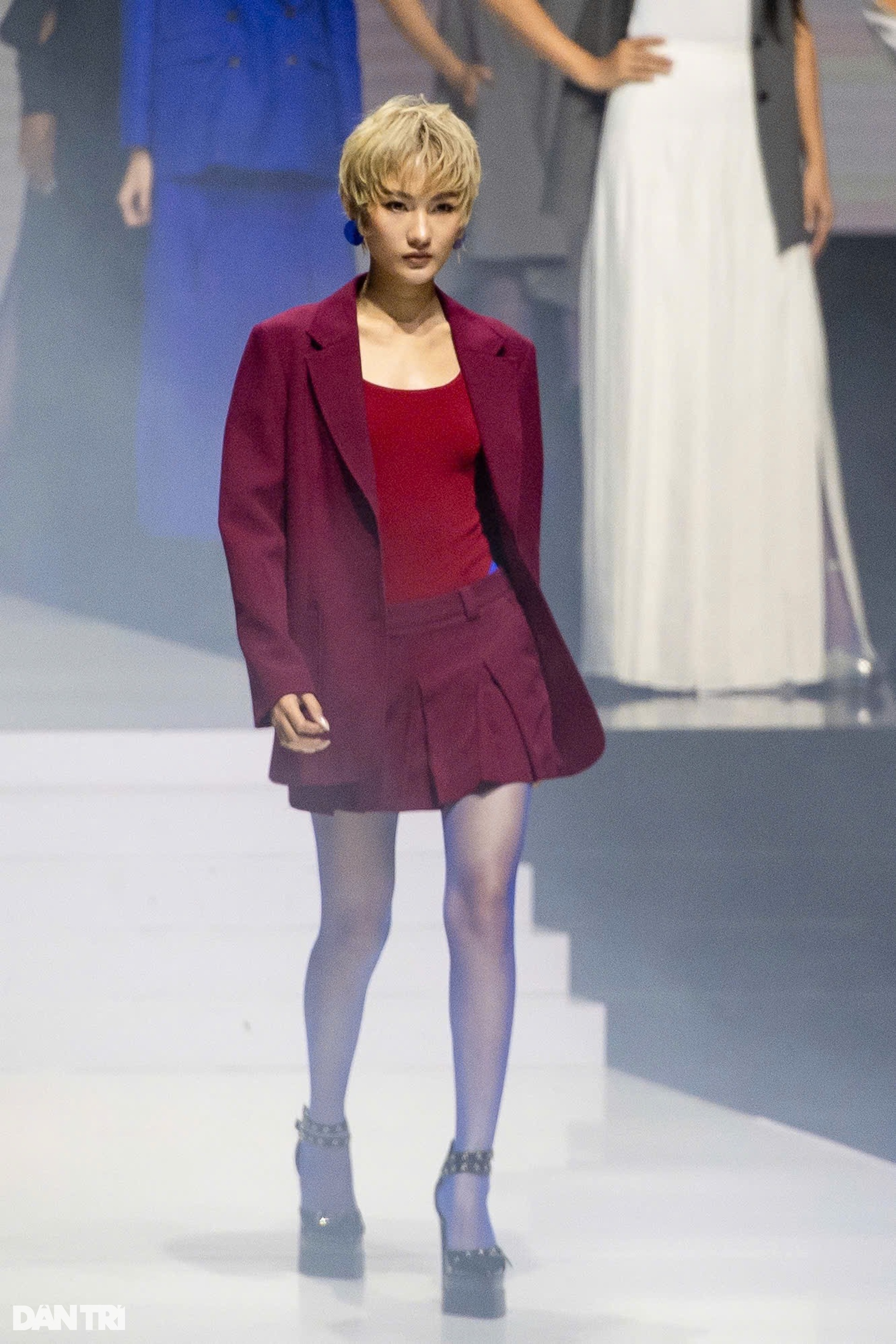Lan Ngọc - Xuân Tiền nhảy APT., mẹ Đỗ Mạnh Cường bất ngờ đi catwalk - 3 Lan Ngọc - Xuân Tiền nhảy APT., mẹ Đỗ Mạnh Cường bất ngờ đi catwalk - 3