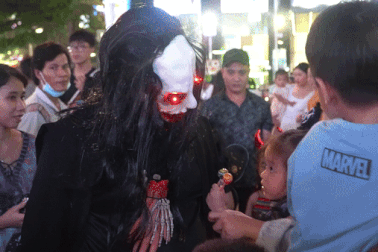 "Ma quỷ" chơi Halloween sớm ở phố đi bộ Nguyễn Huệ