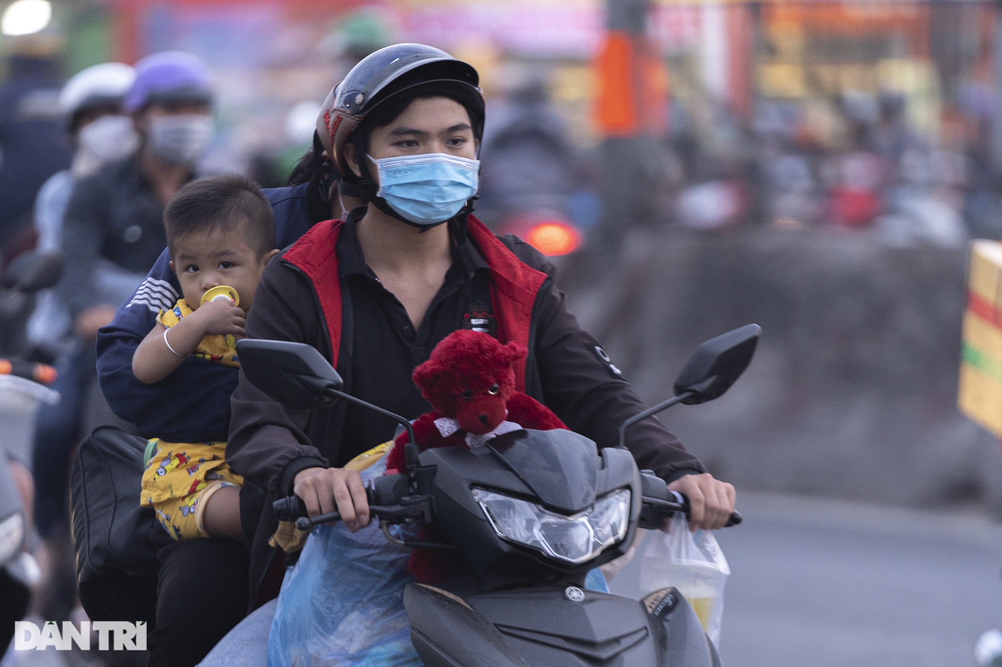Người dân trở lại Sài Gòn sớm, giao thông cửa ngõ ùn tắc, hỗn loạn - 15 Người dân trở lại Sài Gòn sớm, giao thông cửa ngõ ùn tắc, hỗn loạn - 15