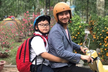 Con trai Xuân Bắc lém lỉnh tính tiền công với mẹ khiến dân mạng phì cười