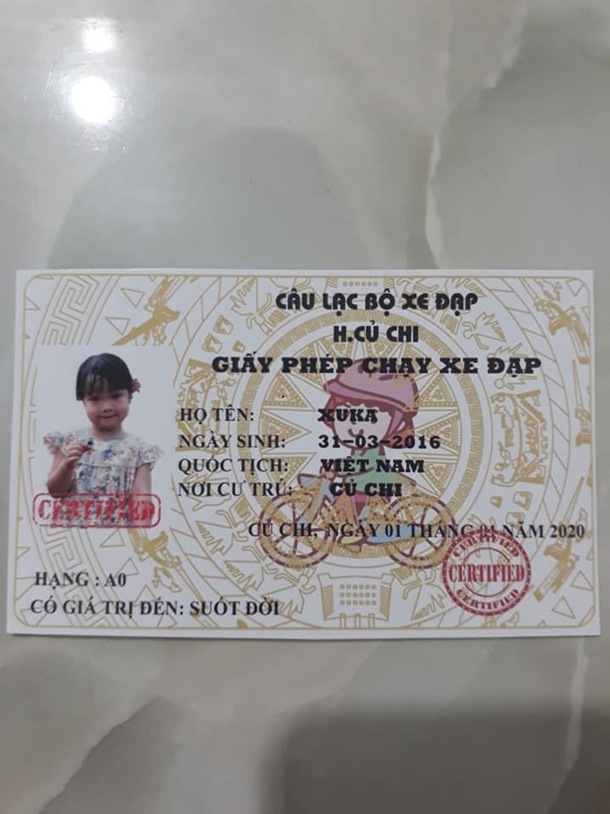 Bé gái 4 tuổi đã có giấy phép lái xe đạp, nhìn "cuộc thi sát hạch" hóc búa của cô bé ai cũng phải trầm trồ vì "tay lái lụa" - Ảnh 3. Bé gái 4 tuổi đã có giấy phép lái xe đạp, nhìn "cuộc thi sát hạch" hóc búa của cô bé ai cũng phải trầm trồ vì "tay lái lụa" - Ảnh 3.