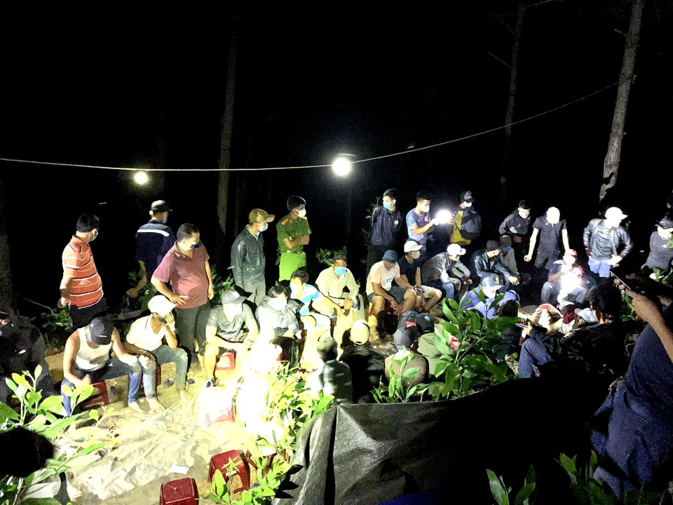 Triệt phá sới bạc giữa rừng phòng hộ, thu giữ 400 triệu đồng - 1 Triệt phá sới bạc giữa rừng phòng hộ, thu giữ 400 triệu đồng - 1