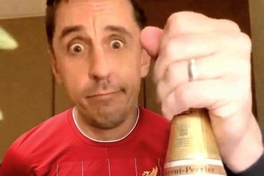 Gary Neville bỗng dưng "mất tích" sau khi Liverpool vô địch