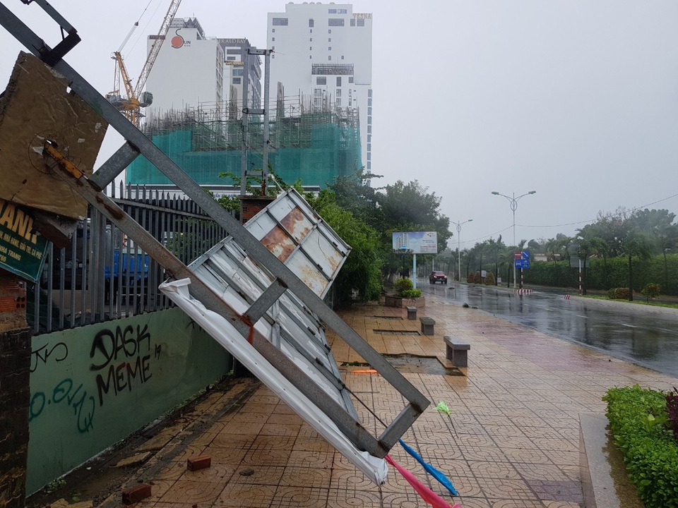 Đường phố Nha Trang tan tác trong bão số 12 - 11 Đường phố Nha Trang tan tác trong bão số 12 - 11