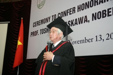 Giáo sư Nhật Bản đoạt giải Nobel Vật lý chia sẻ bí quyết thành công 