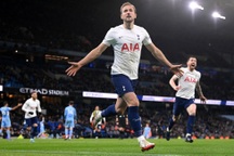 Tottenham quật ngã Man City tại Etihad ở phút bù giờ