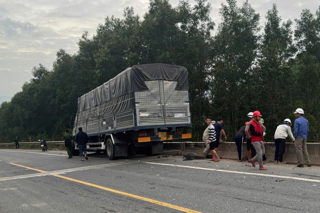 Ô tô chở 4 người bị hất văng qua lan can cầu, rơi xuống suối - 2 Ô tô chở 4 người bị hất văng qua lan can cầu, rơi xuống suối - 2