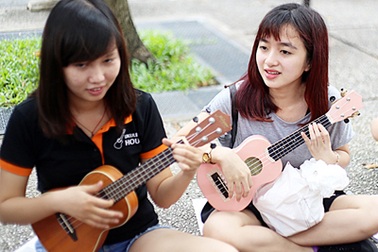 Giới trẻ Sài thành “du ca đường phố” với cây đàn ukulele