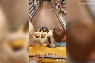 “Hết hồn” với món đồ chơi yêu thích của cậu bé 2 tuổi