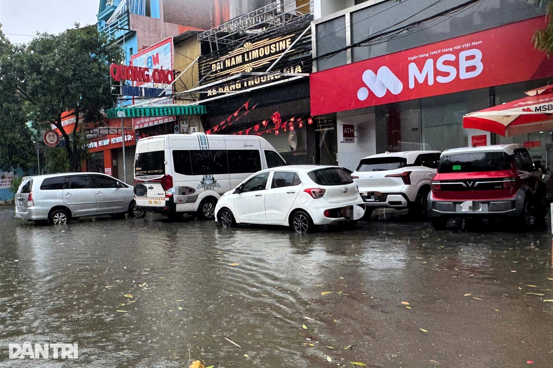 Đường phố Thanh Hóa ngập như sông, ô tô chết máy la liệt - 4 Đường phố Thanh Hóa ngập như sông, ô tô chết máy la liệt - 4