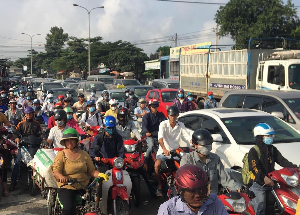 Xe container tông hàng loạt phương tiện đang dừng đèn đỏ - 4 Xe container tông hàng loạt phương tiện đang dừng đèn đỏ - 4
