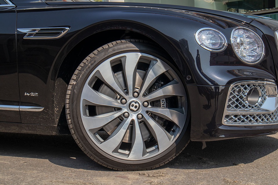 Biệt thự di động Bentley Flying Spur W12 First Edition giá hơn 25 tỷ đồng - 5 Biệt thự di động Bentley Flying Spur W12 First Edition giá hơn 25 tỷ đồng - 5