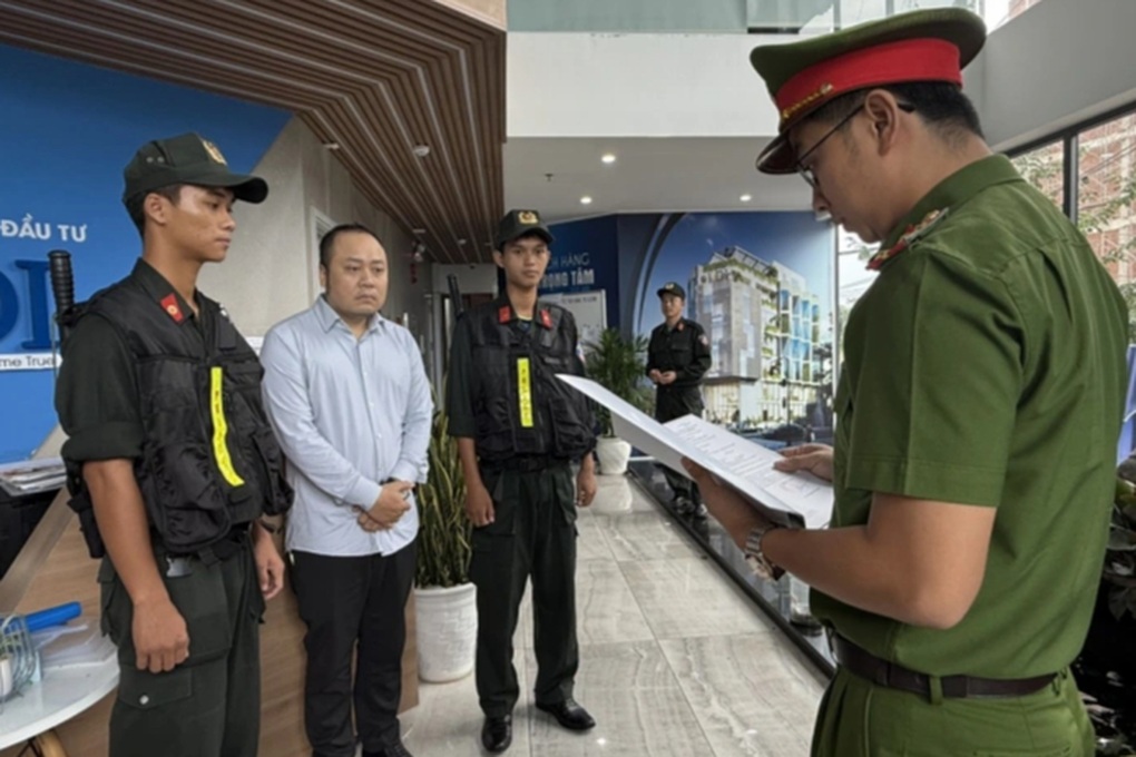 Cả trăm người dân lo lắng khi công an khám xét Công ty GFDI tại Đà Nẵng - 3 Cả trăm người dân lo lắng khi công an khám xét Công ty GFDI tại Đà Nẵng - 3