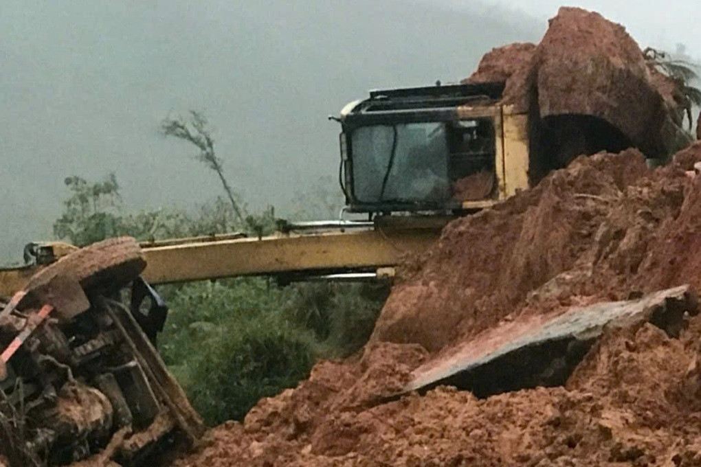 Hai người bị thương khi khắc phục sạt lở tuyến đường ven biển Hà Tĩnh - 1 Hai người bị thương khi khắc phục sạt lở tuyến đường ven biển Hà Tĩnh - 1