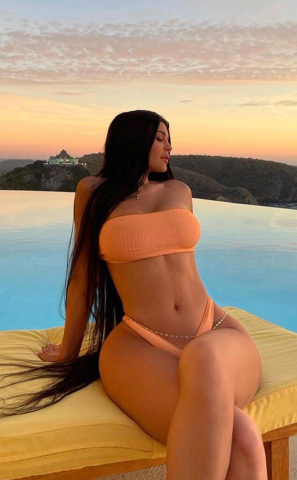 Ủng hộ 5000 USD cho người trang điểm, Kylie Jenner bị chê giàu mà keo - 7 Ủng hộ 5000 USD cho người trang điểm, Kylie Jenner bị chê giàu mà keo - 7