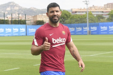 Sergio Aguero bác bỏ tin đồn theo chân Messi rời Barcelona