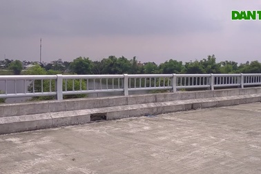 Hai cây cầu trăm tỷ "đắp chiếu" do thiếu đường dẫn