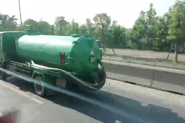 Xe hút hầm cầu vừa đi vừa xả... chất thải ra đường tại Hà Nội