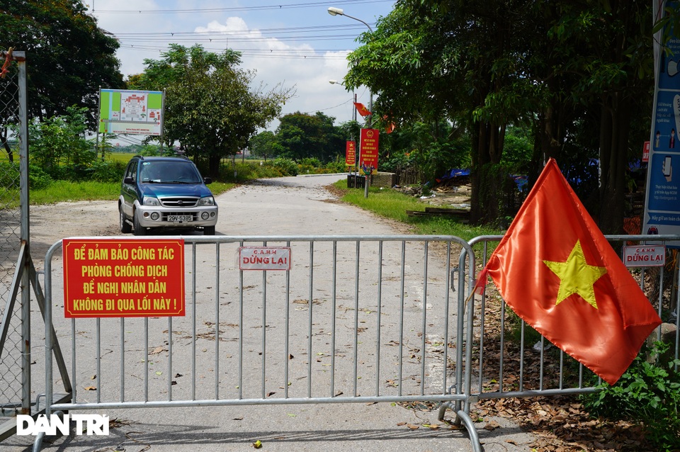 Muôn kiểu chốt chặn phòng dịch tại các ngả đường ở vùng giáp ranh Hà Nội - 4 Muôn kiểu chốt chặn phòng dịch tại các ngả đường ở vùng giáp ranh Hà Nội - 4