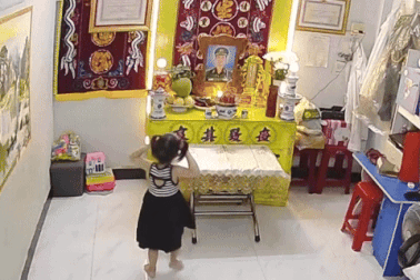 Chuyện xót xa đằng sau clip 2 bé gái hát mừng sinh nhật trước di ảnh cha