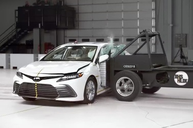 Honda Accord và Toyota Camry "trượt" bài thử nghiệm va chạm mới