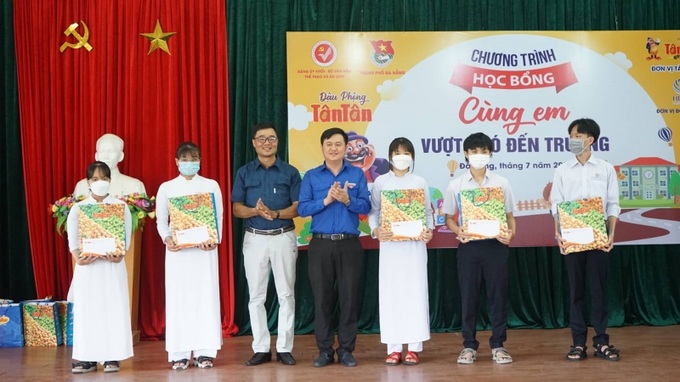 Đà Nẵng trao học bổng “Cùng em vượt khó đến trường”.