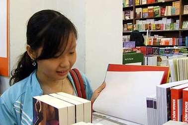 Tặng sách nhân ngày Sách và Bản quyền thế giới