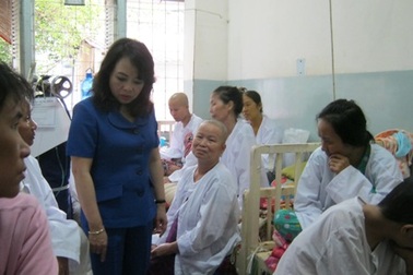 Quá tải bệnh viện: Bộ trưởng cũng phải “choáng”